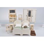 Puppenstuben Schlafzimmer Holz, cremefarben gestrichen, Schrank H 20 cm, 2 Betten, L 1