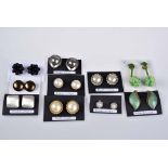 Los 10 Paar Ohrclips aus Juweliersauflösung, verschiedene Modelle, Silber, Emaille un