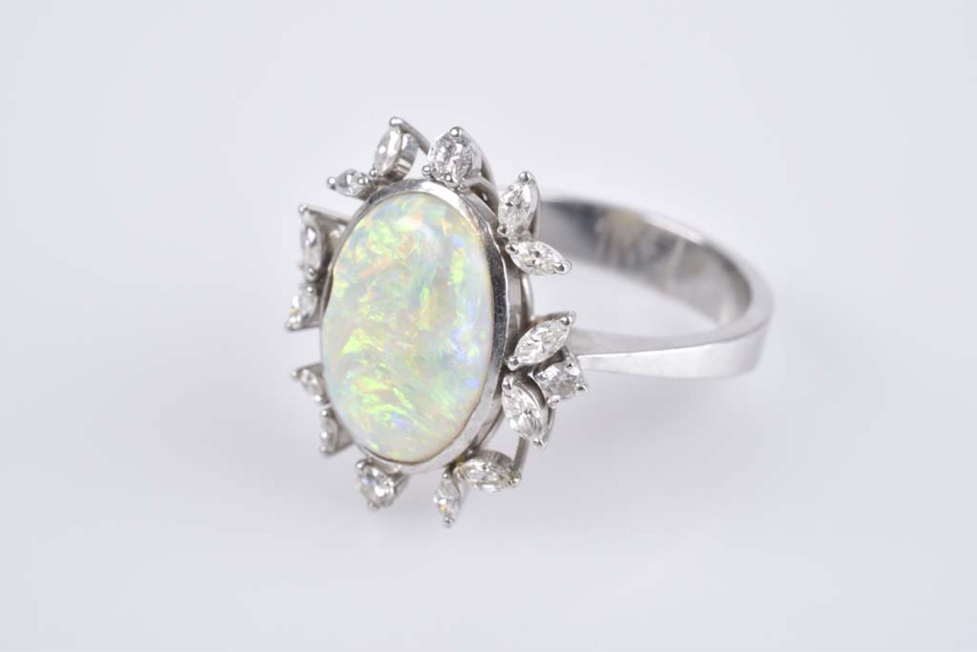 Opal-Brillant-Ring WG 750, Opal-Cabochon, D 15 mm, flankiert von Brillanten, à ca. 0,