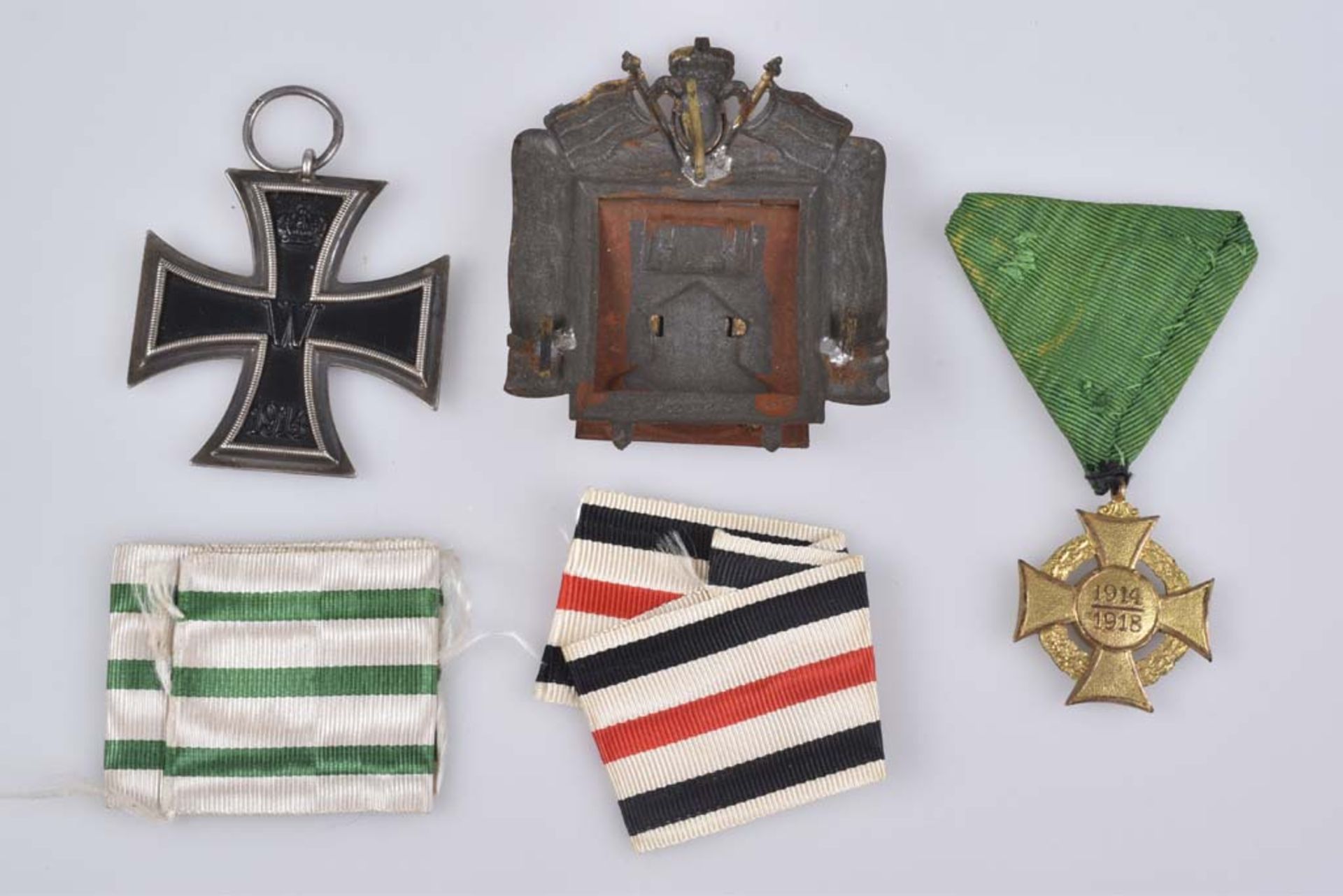 Los 3 Orden WKI 1 Ehrenkreuz für freiwillige Wohlfahrtspflege 1914-1918, vergoldet, - Image 2 of 2