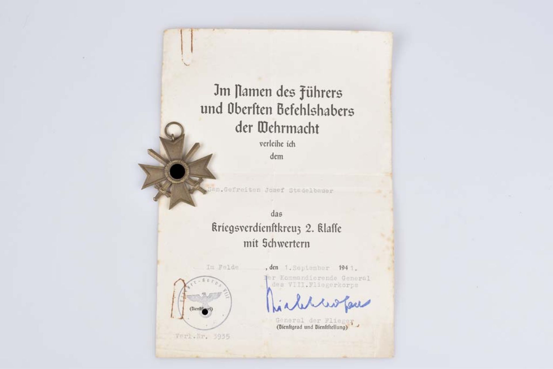 WK II Kriegsverdienstkreuz 2. Klasse mit Schwertern Urkunde ausgestellt im Felde, 02.0