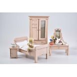 Puppenstubenschlafzimmer Holz, rosa lackert, Schrank H 28 cm, Bett L 26 cm, Nachtschra