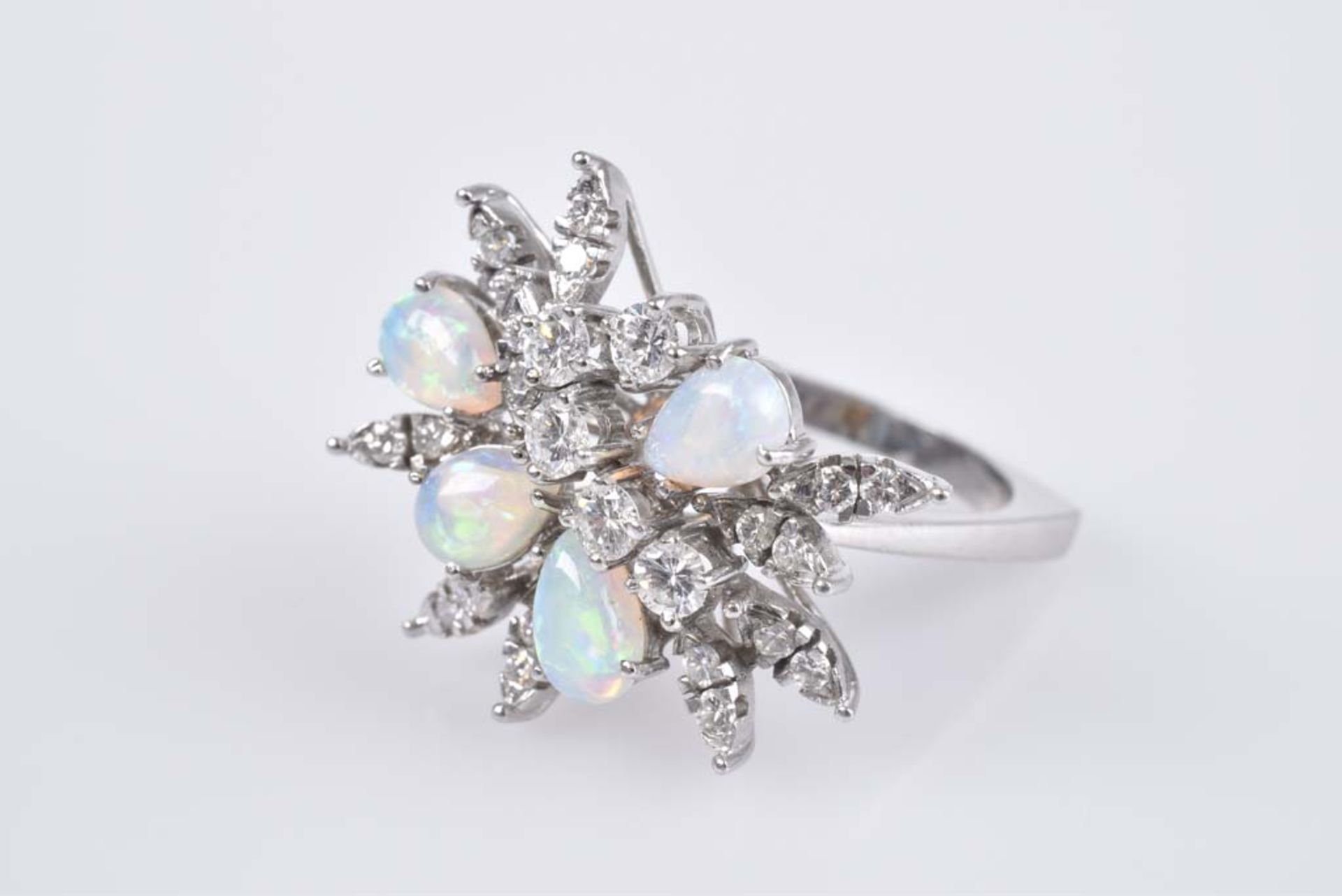 Opulenter Opal-Brillant-Ring WG 750, 10 g, floral, abstrakt, assymetrisch, mit 4 tropf