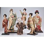 Schönes Los 6 Muschelkalkpuppen Japan, 20 Jh., japanische Kabuki / Geisha Puppen, Mus