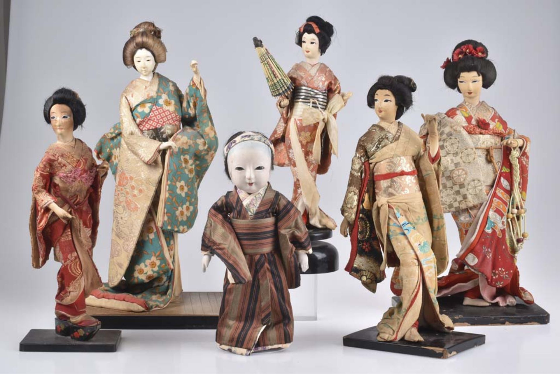 Schönes Los 6 Muschelkalkpuppen Japan, 20 Jh., japanische Kabuki / Geisha Puppen, Mus