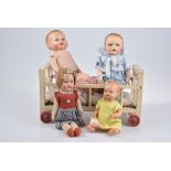 Puppenbett mit Püppchen Holz, auf Rollen, mit Rechenschieber, L 33 cm, 4 Puppenkinder