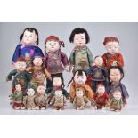 Schönes Los japanische Puppen Japan, 20. Jh., verschiedene Materialien, mit bemalten