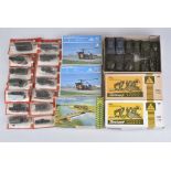 ROSKOPF 53 Militärfahrzeuge & 3 Bausätze, M 1:87 & 1:100, darunter Transport- und Ve