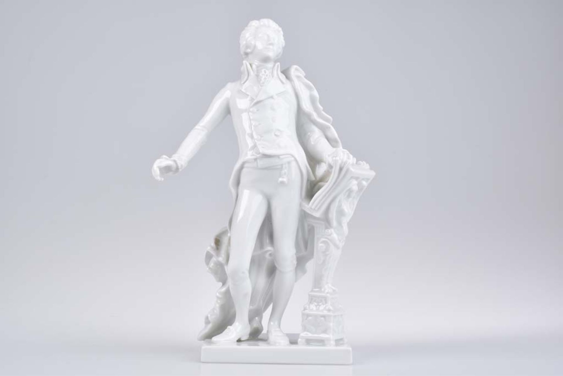 Porzellanfigur Mozart Weißporzellan, stehender Mozart mit Notenblättern, H 25 cm, am