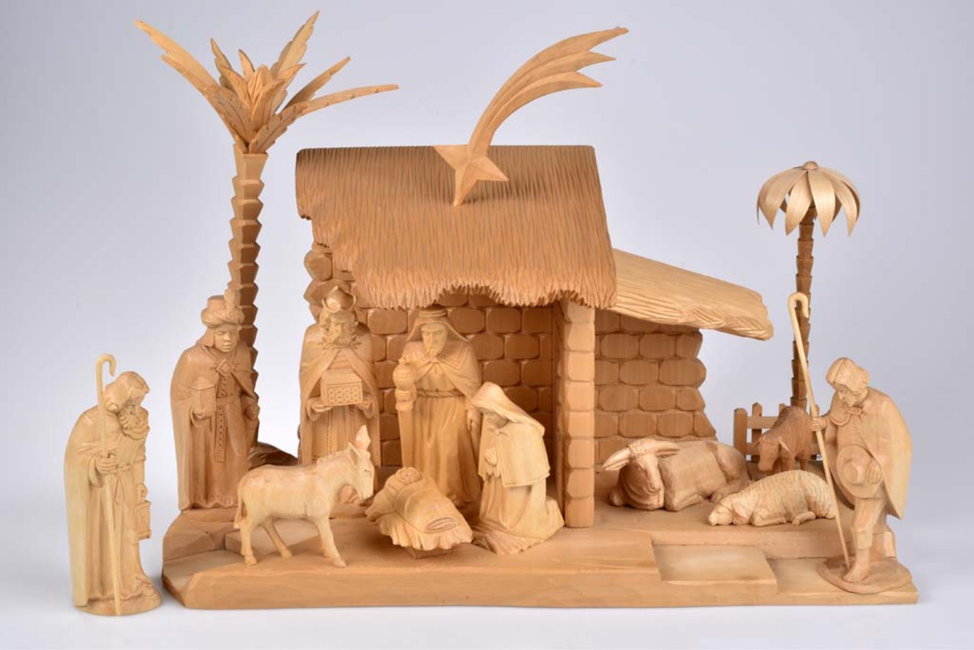 ERZGEBIRGE Krippe mit 12 Figuren Holz, natur, H ca. 27 cm, L 50 cm, B 22 cm, Figuren c