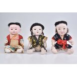 Trio sitzende Muschelkalkpuppen Japan, 20. Jh., Muschelkalkpuppe, Kopf mit Gummizug, f