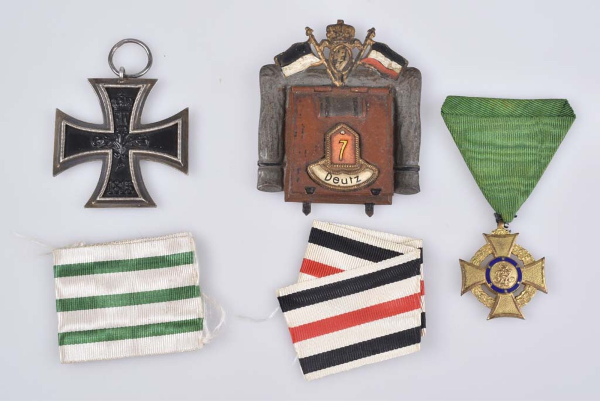 Los 3 Orden WKI 1 Ehrenkreuz für freiwillige Wohlfahrtspflege 1914-1918, vergoldet,