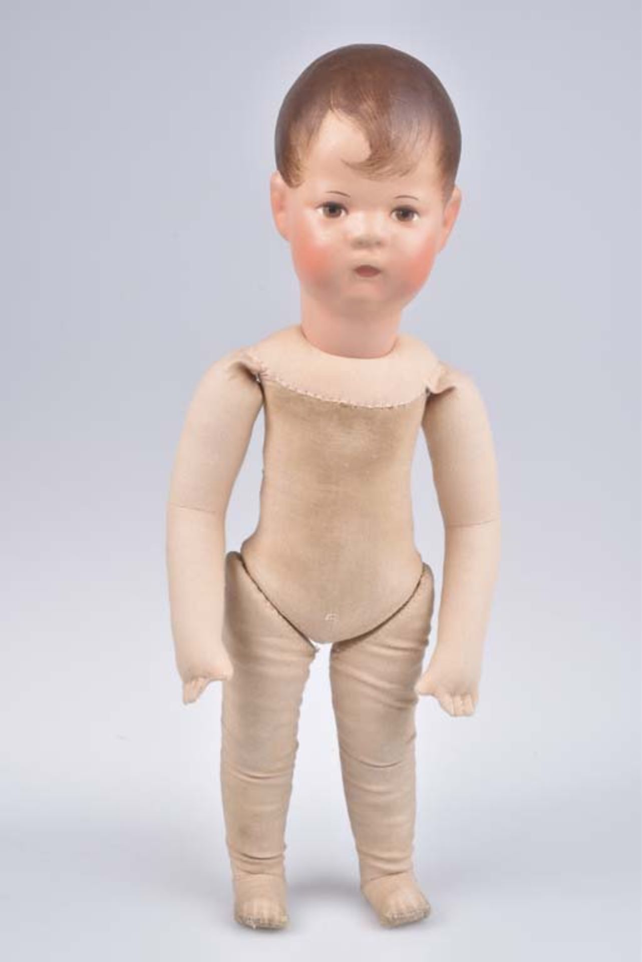 KÄTHE KRUSE Puppe Junge, bemalter Stoffkopf mit braunen Haaren, braunen Augen, mit ei - Bild 3 aus 4