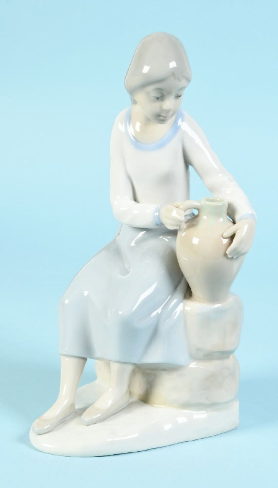 Figur - Sitzendes Mädchen mit Wasserkrug