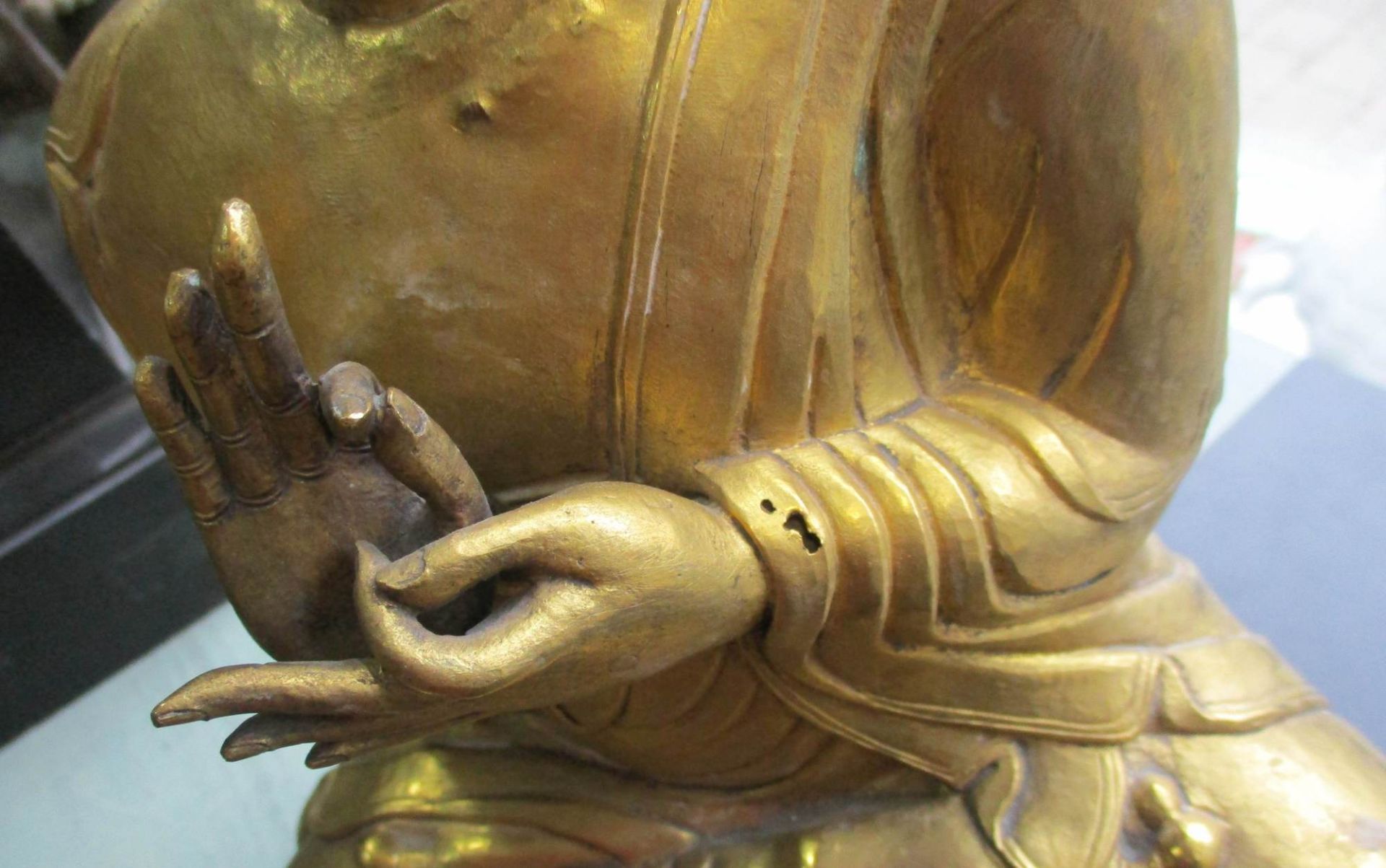 Sitzender Buddha mit Radandrehungsgeste (dharmacakramudra) - Bild 3 aus 10