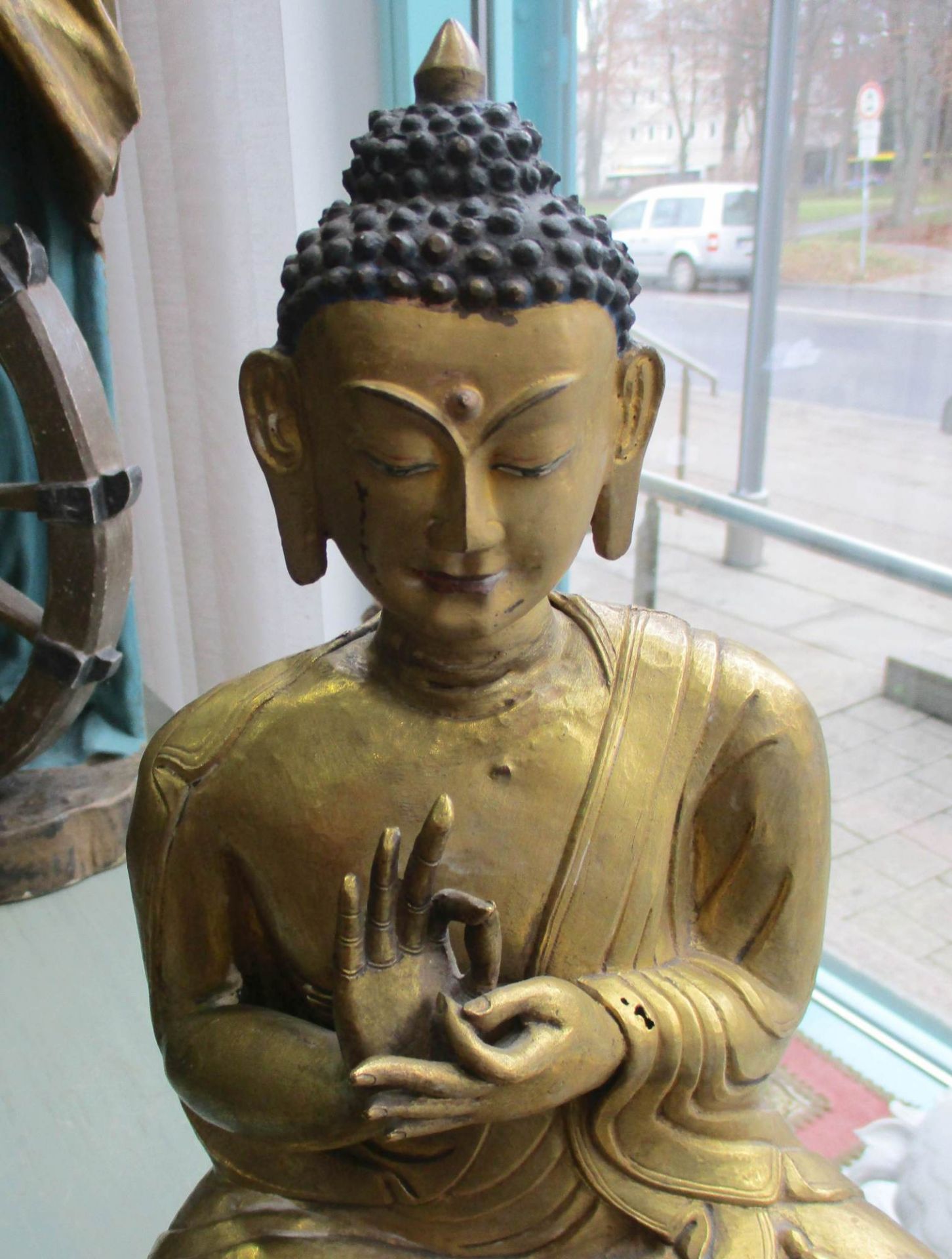 Sitzender Buddha mit Radandrehungsgeste (dharmacakramudra) - Bild 2 aus 10