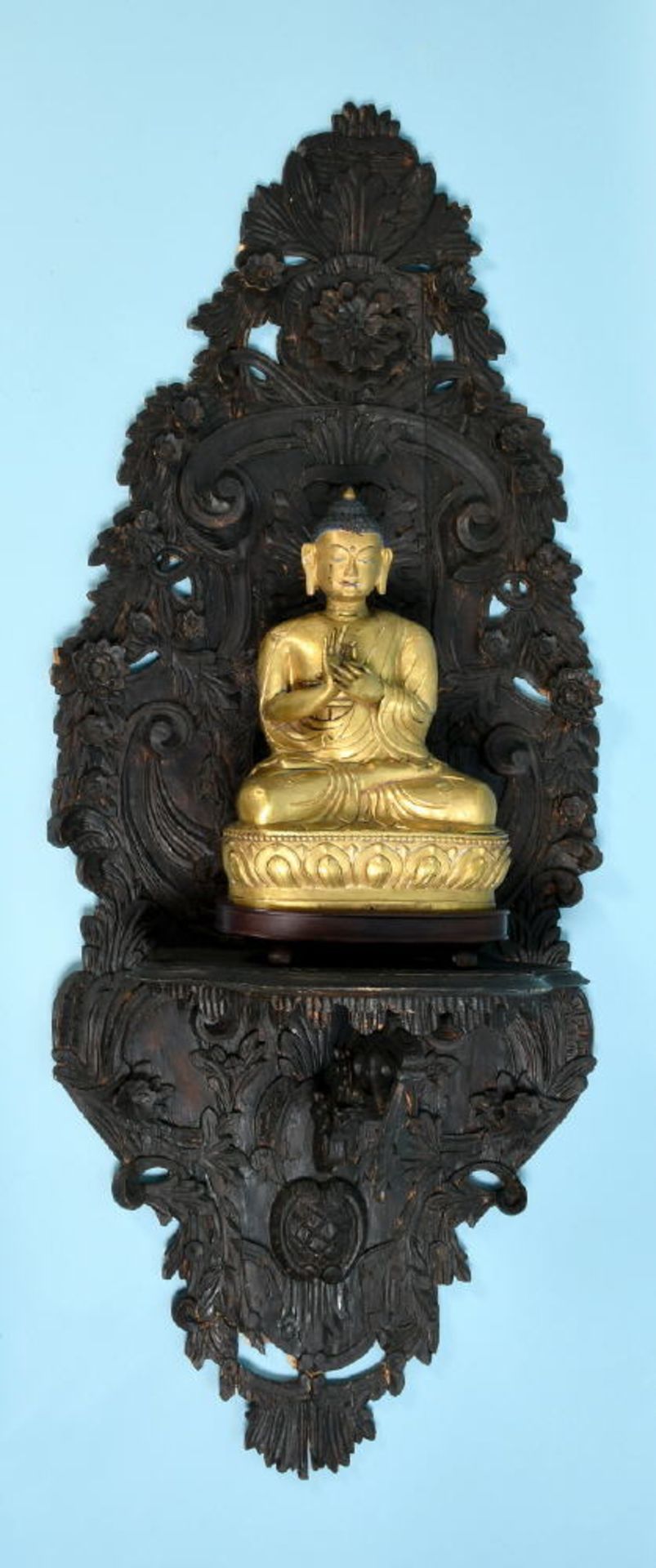 Sitzender Buddha mit Radandrehungsgeste (dharmacakramudra)