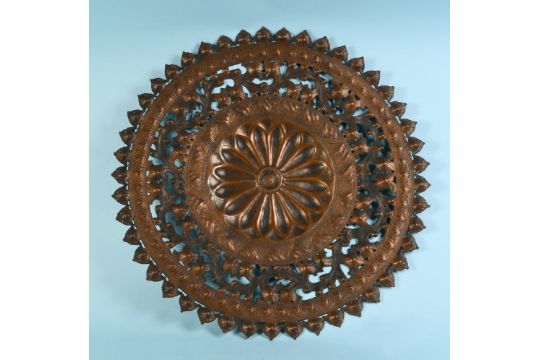 Wandplatte Kupfer, dunkel patiniert, Dekor in Form einer gotischen