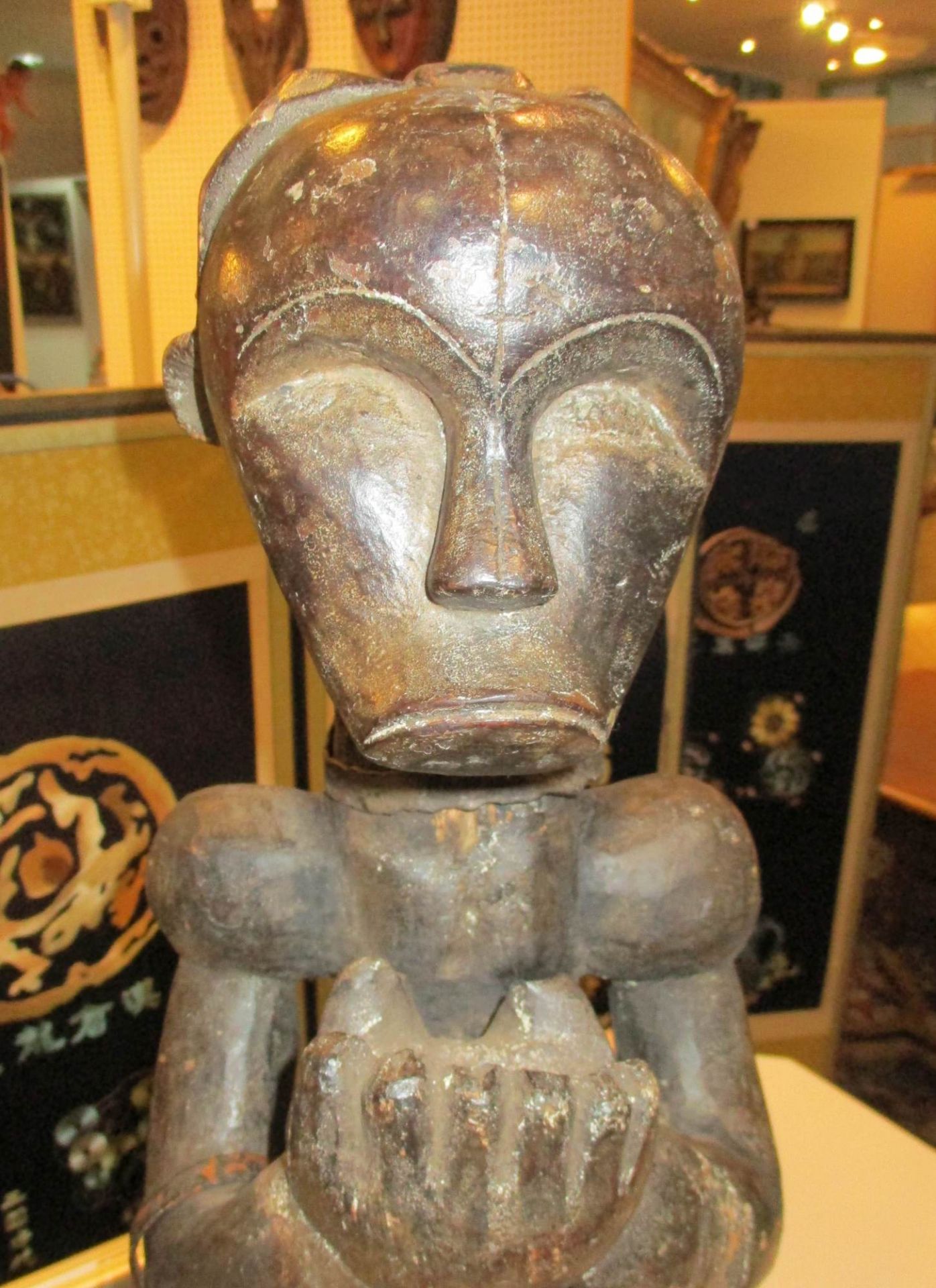 Afrikanische Kultfigur - Sitzende männliche Figur - Bild 2 aus 12