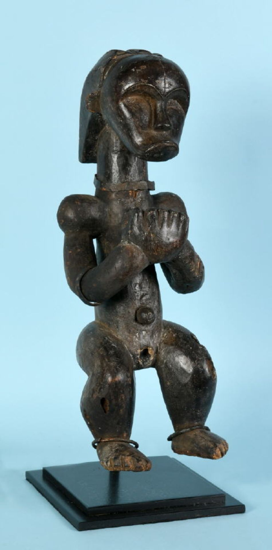 Afrikanische Kultfigur - Sitzende männliche Figur