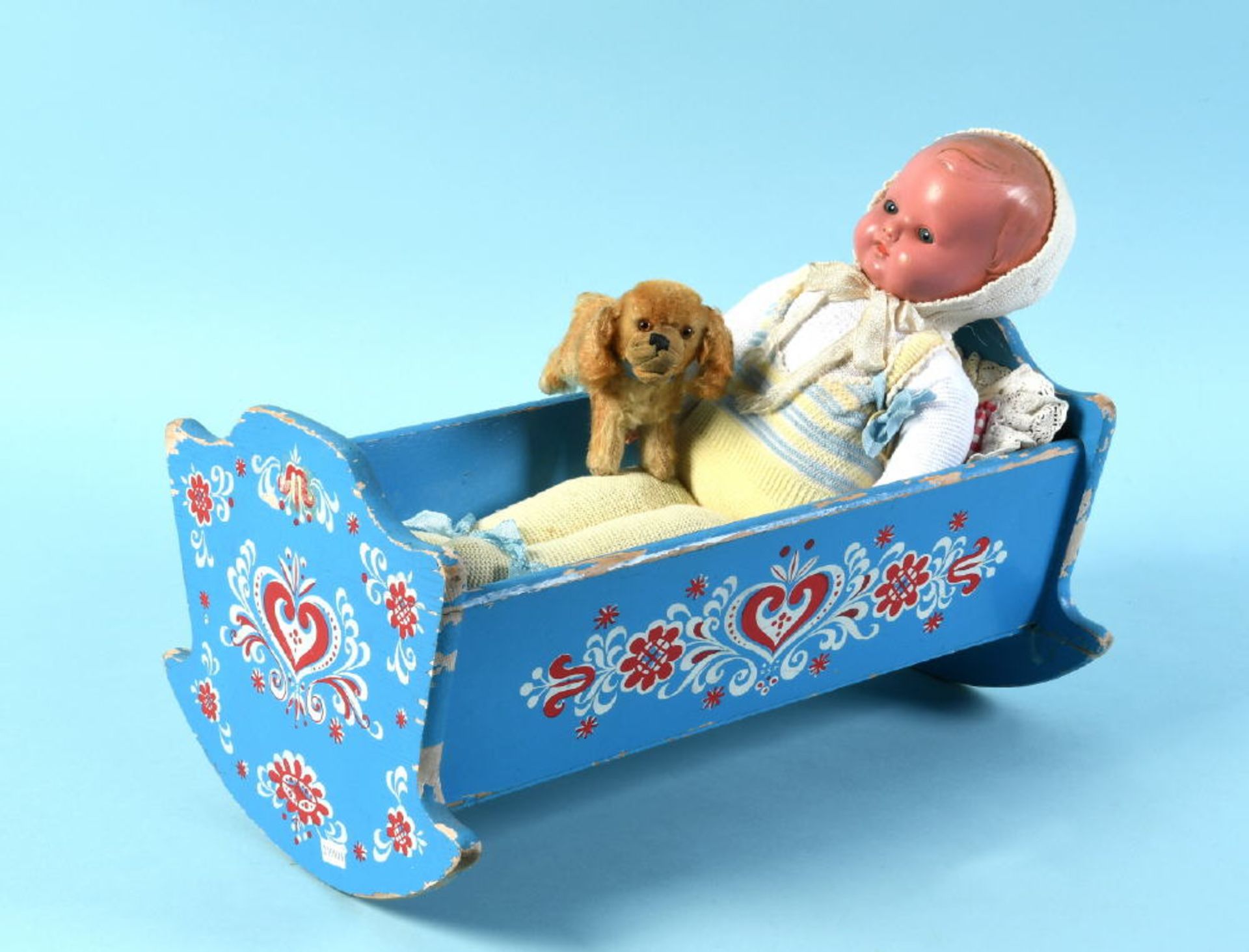 Puppenwiege mit Puppe und Plüschhund