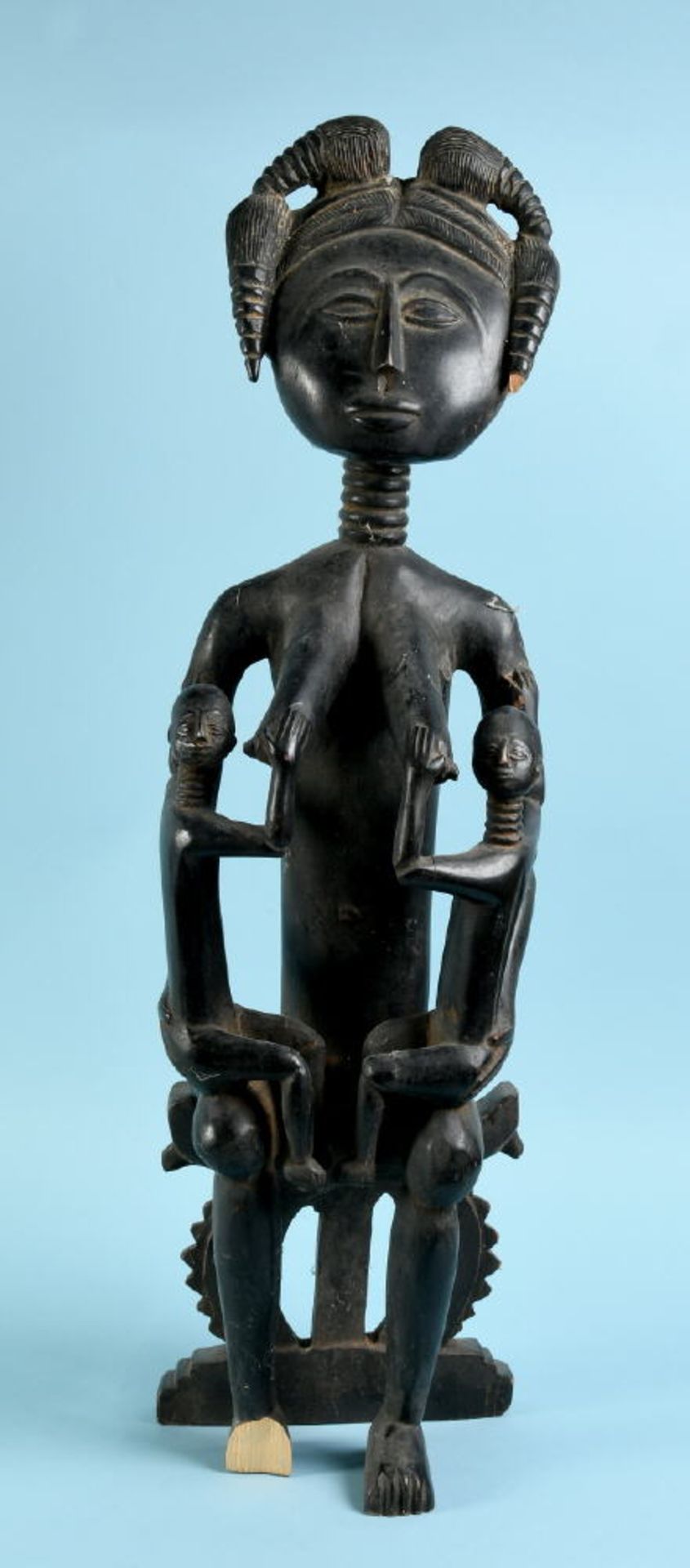 Afrikanische Kultfigur - Sitzende Mutter mit zwei Kindern