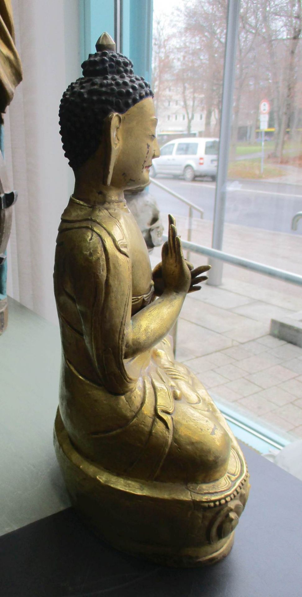 Sitzender Buddha mit Radandrehungsgeste (dharmacakramudra) - Bild 5 aus 10