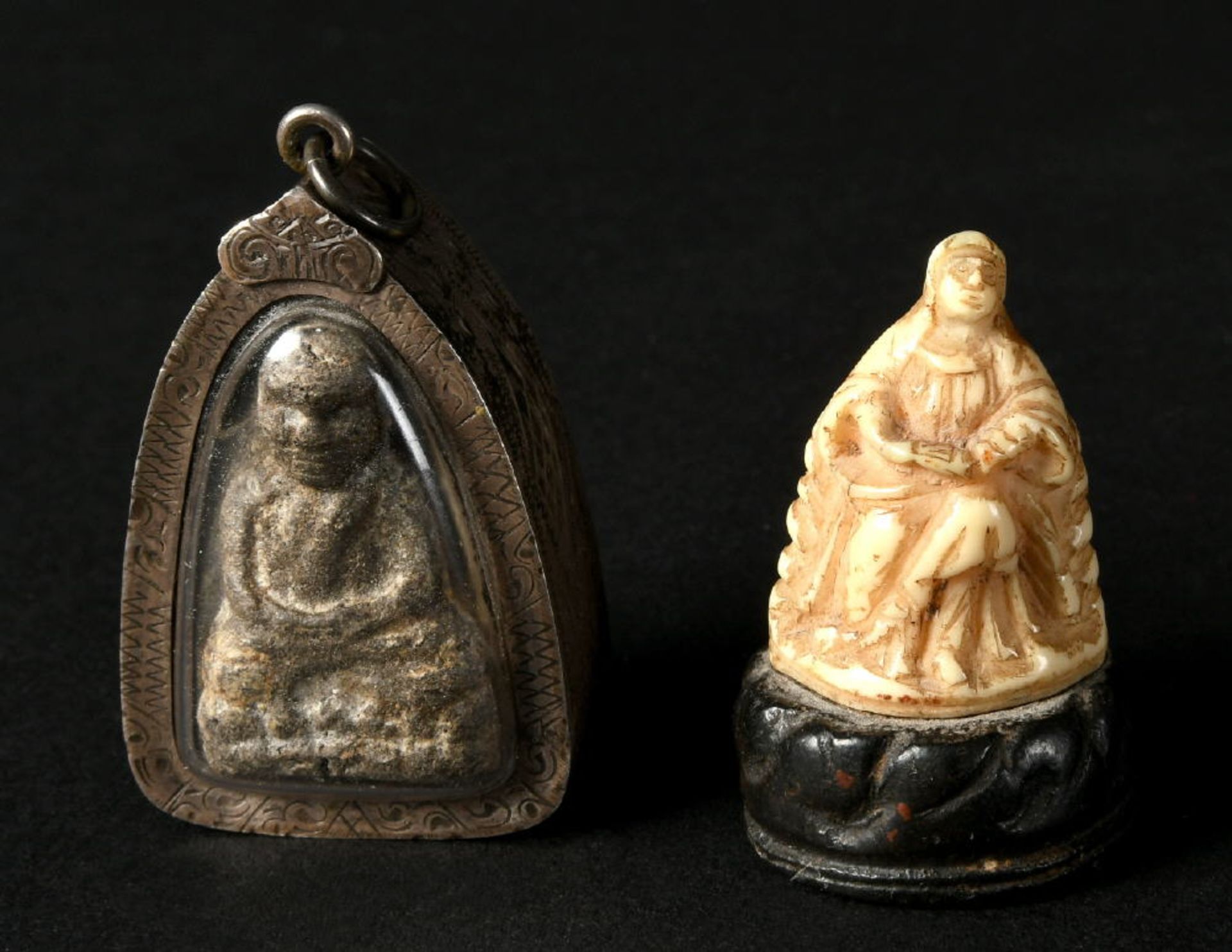 Beinschnitzerei und Buddha-Amulett