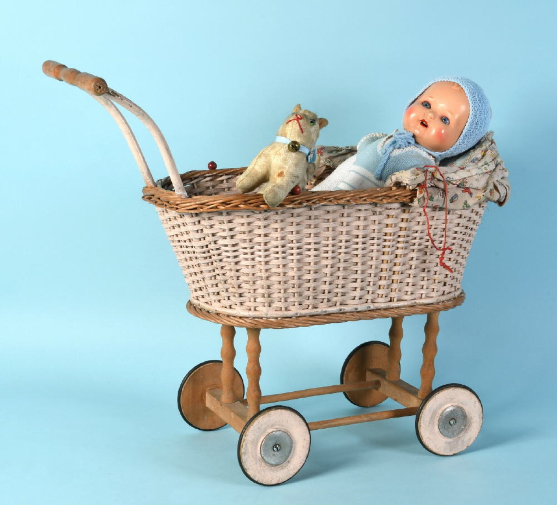 Puppenwagen mit Puppe und Plüschkatze