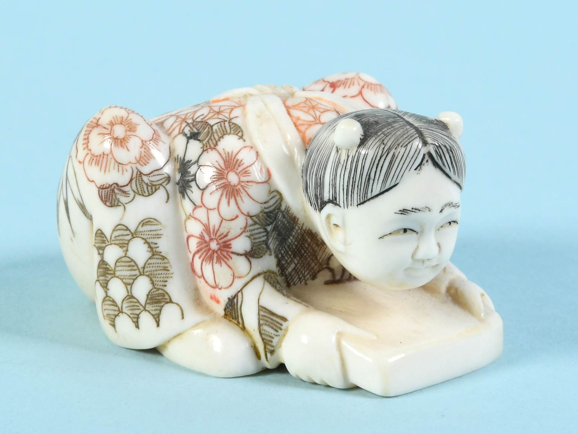 Netsuke - Hockendes Mädchen