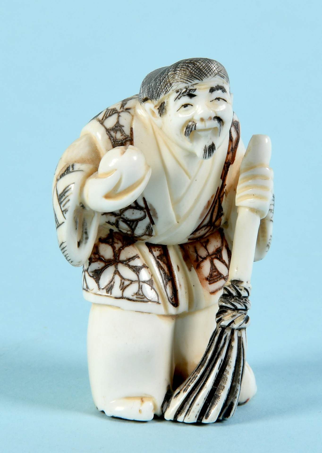 Netsuke - Mann mit Besen