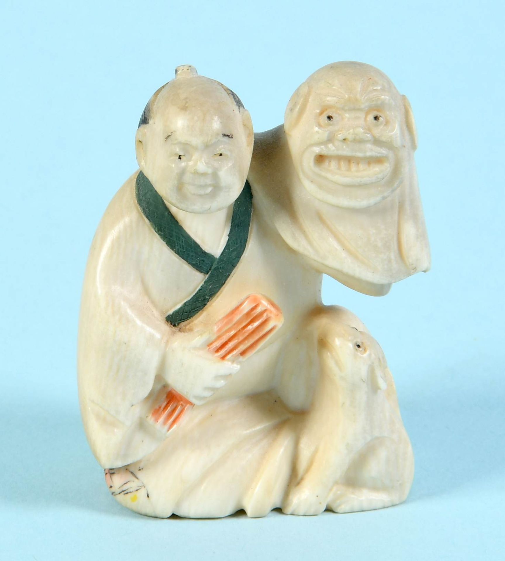 Netsuke - Sitzender Mann mit Handpuppe und Hund