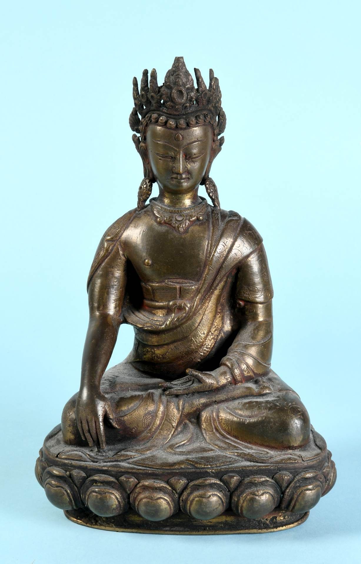 Sitzender Buddha auf Lotusthron