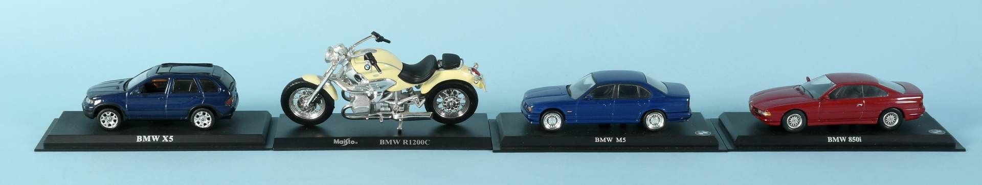Modellautos, 3 Stück und 1 Motorrad "BMW"