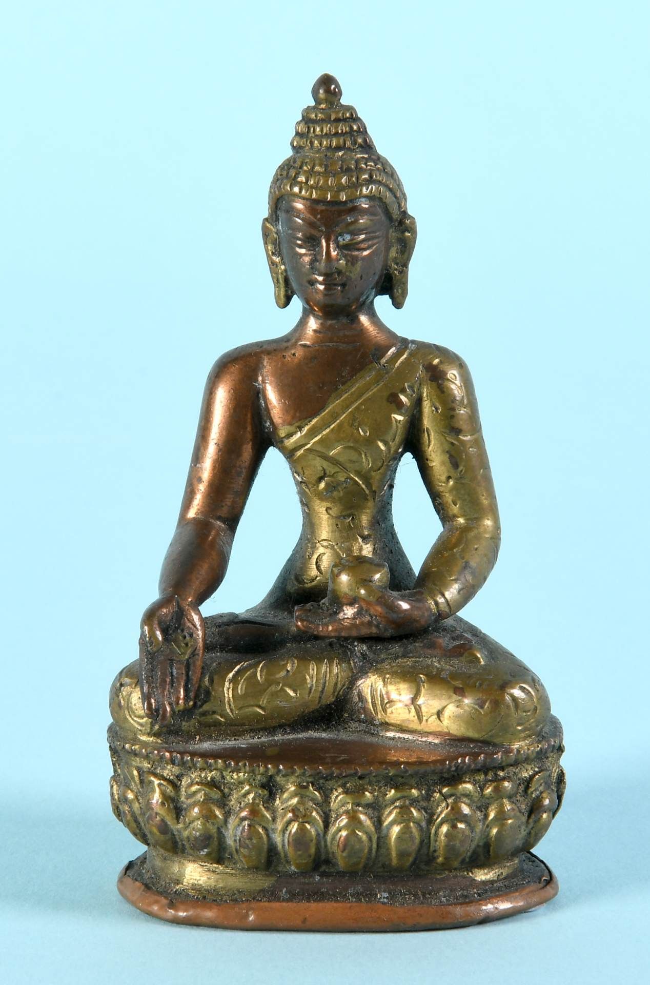 Sitzender Buddha auf Lotusthron