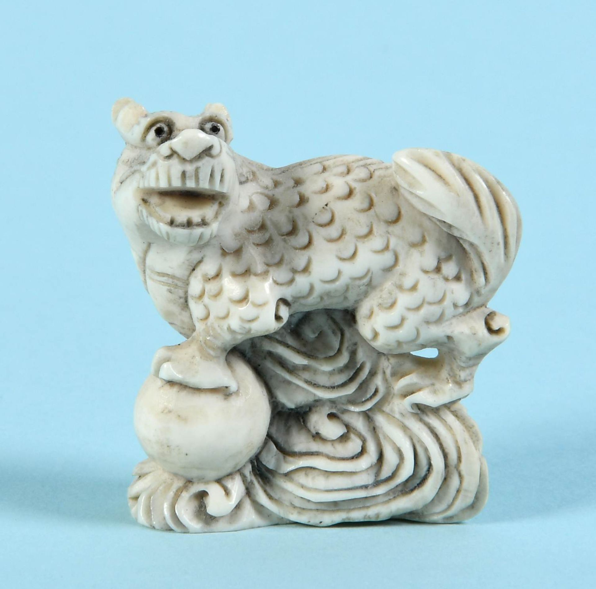 Netsuke - Tempelhund mit Kugel