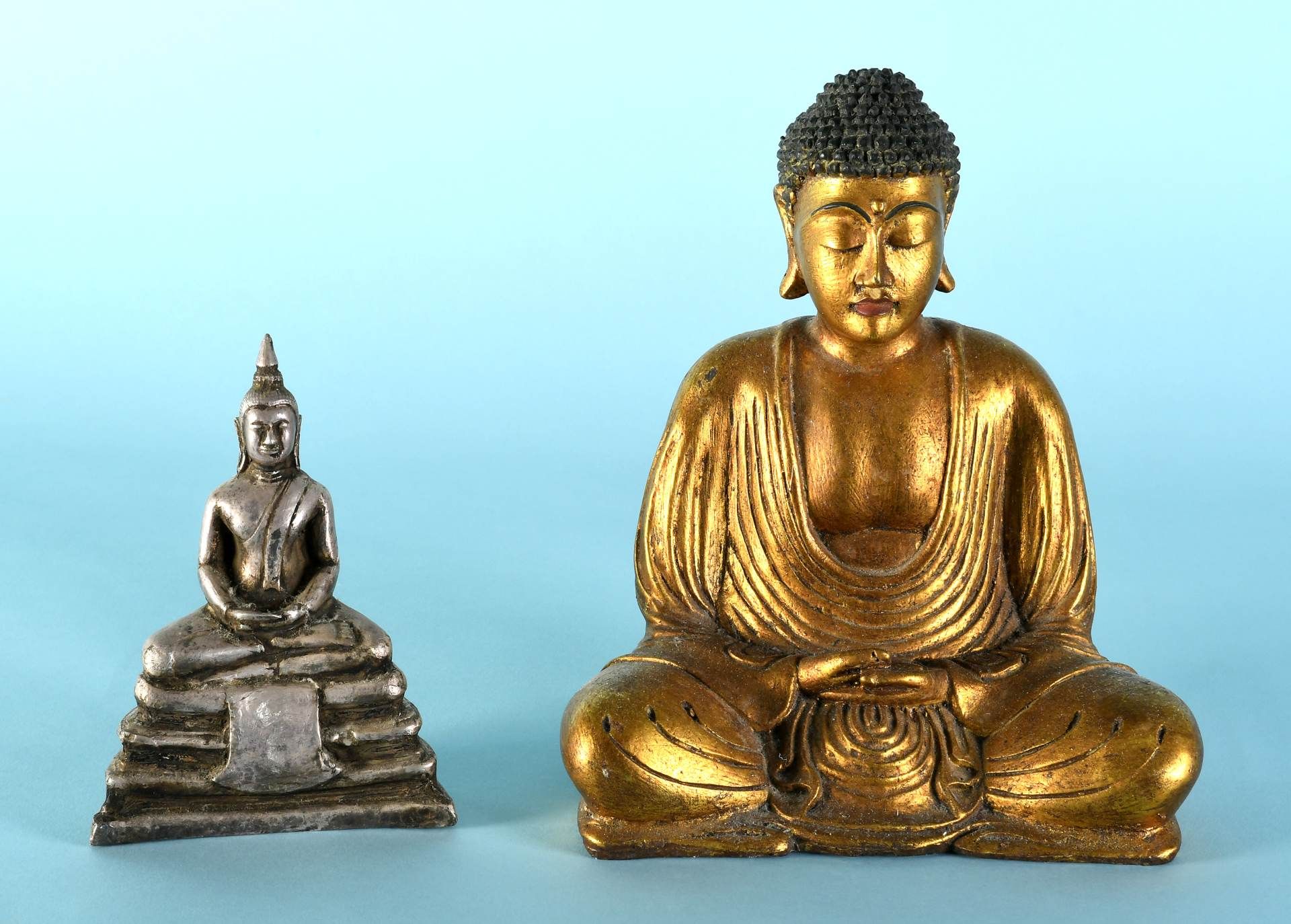 Sitzende Buddhas, 2 Stück