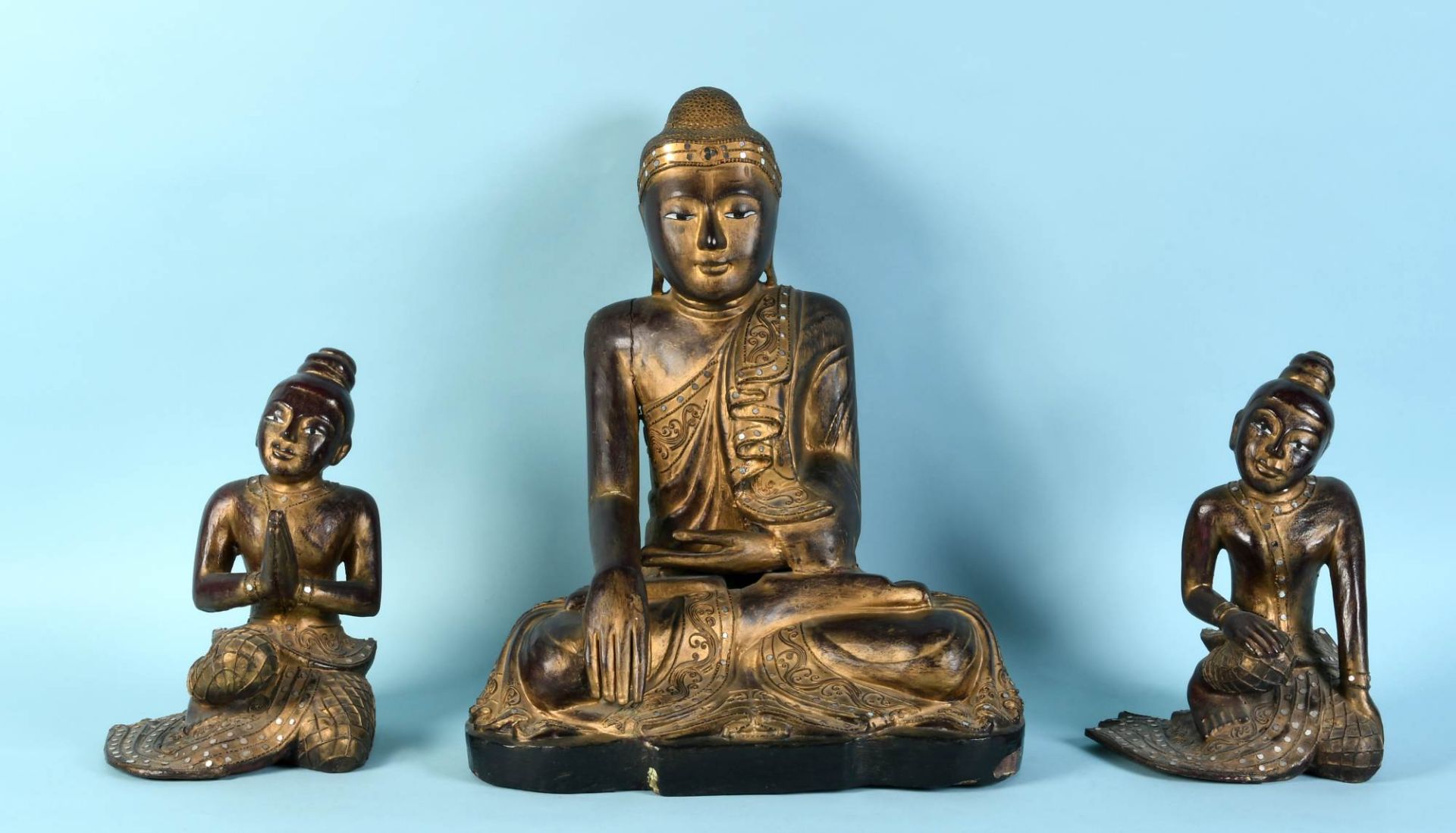 Sitzender Buddha mit 2 Tempeldienerinnen