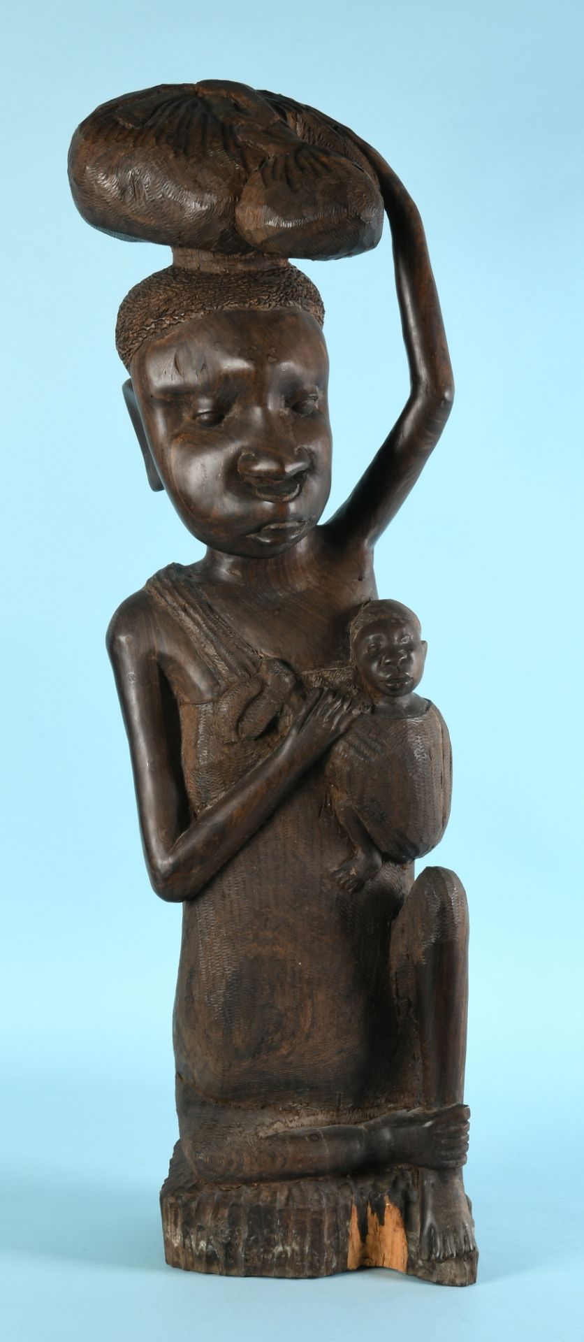Sitzende Afrikanerin mit Kind