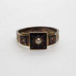 2.5g 9ct late Victorian momento mori gold ring with black enamel and natural pearls including panels
