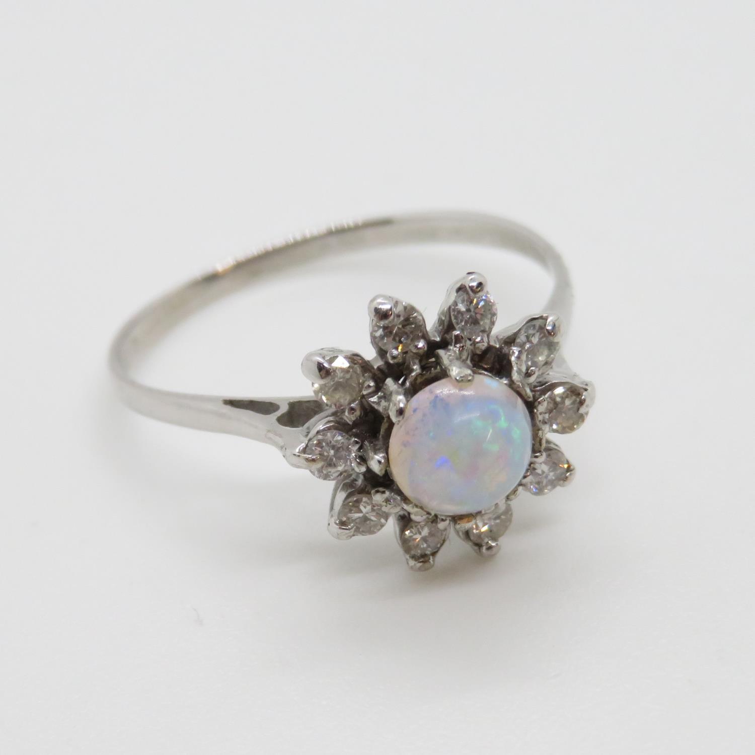 Pretty 18ct opal and diamond ring 2.8g size Q - Bild 2 aus 2