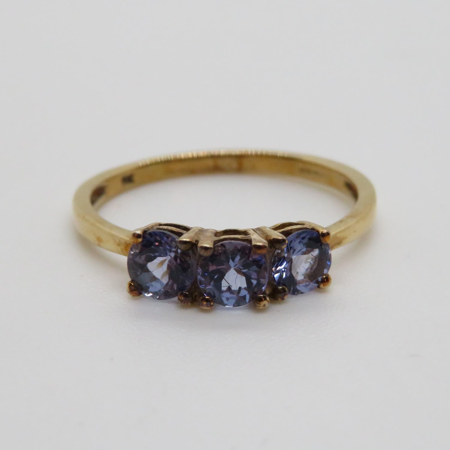 9ct gold ring 1.6g size O with possibly Tanzanite stones