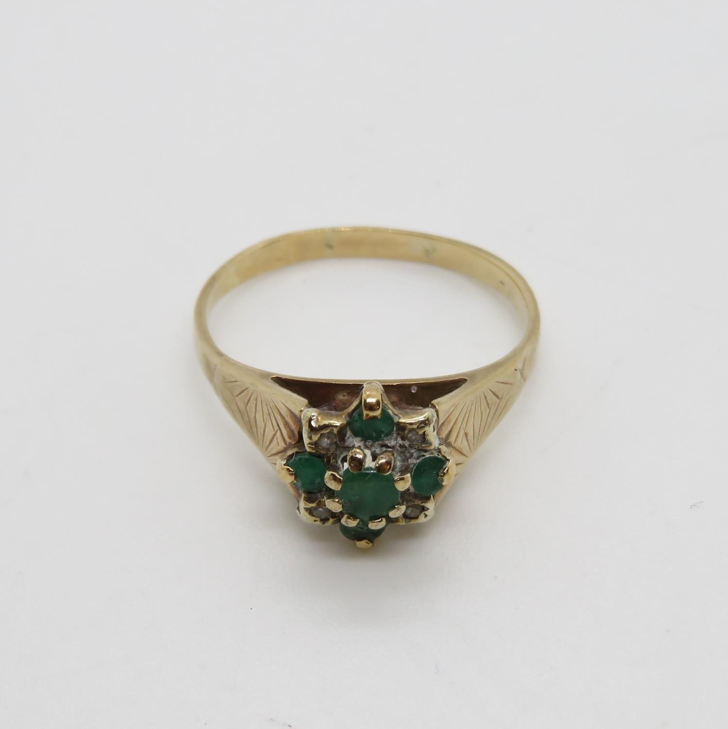 2.6g 9ct gold emerald stones size N ring - Image 2 of 3