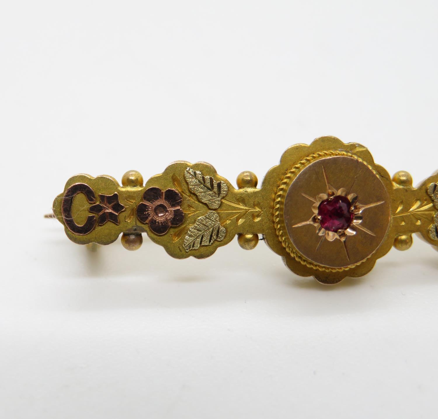 Victorian ruby brooch with applied rose and yellow gold floral decor Birmingham 1888HM - Bild 2 aus 3