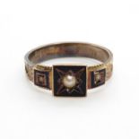 9ct gold Victorian memento mori ring with black enamel pearl and real hair size T 2.5g