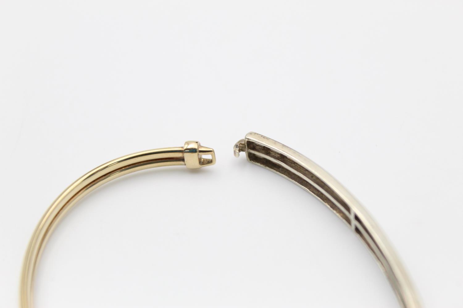 9ct gold two-tone cutwork bangle bracelet 6.7g - Image 2 of 5
