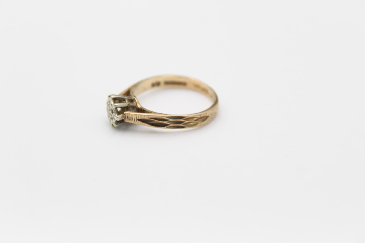 Vintage 9ct gold diamond detail ring 2.6g Size N - Image 2 of 5
