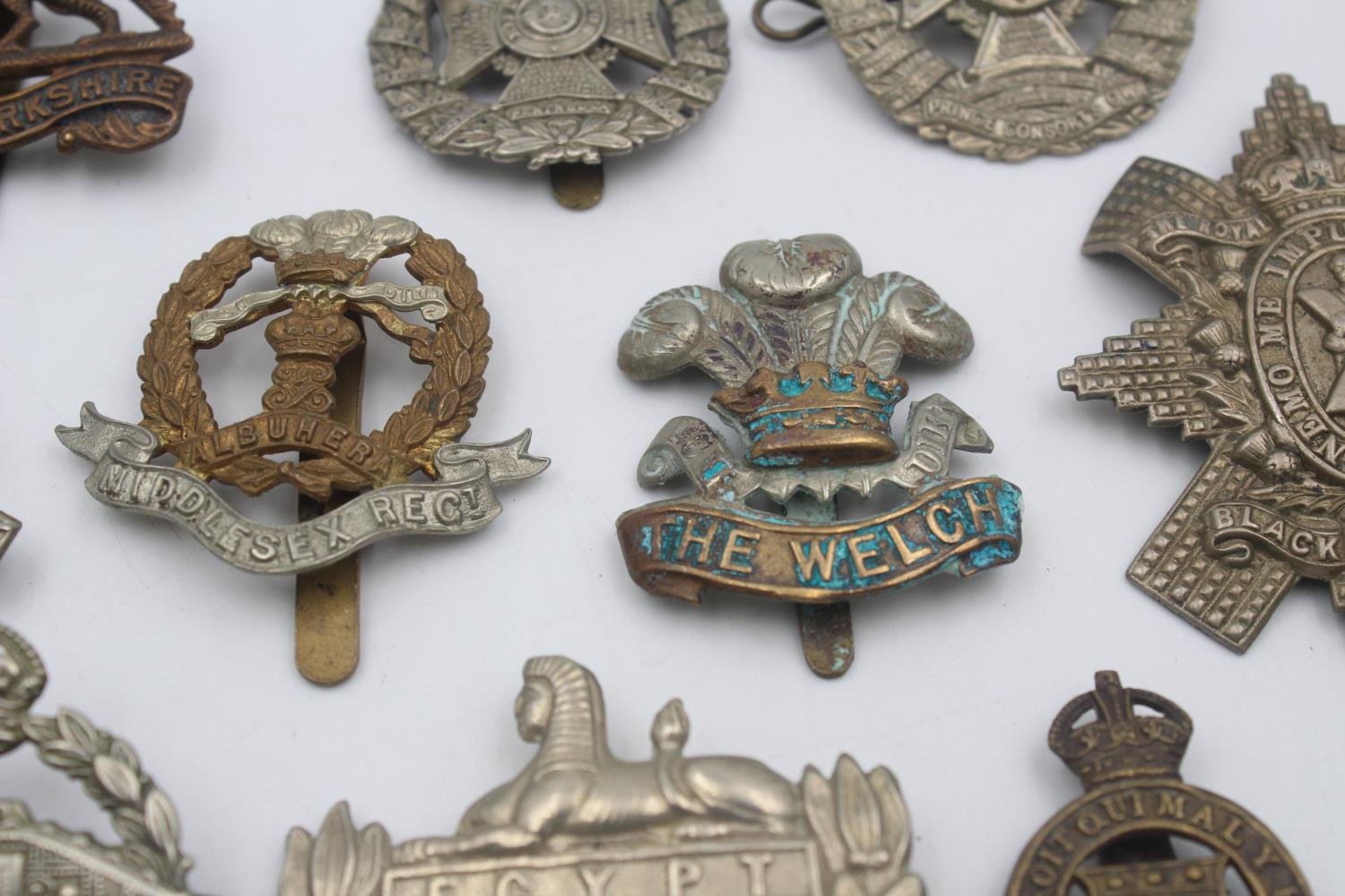 15 x Assorted Vintage MILITARY Cap Badges Inc Tank Regiment, Canadian, Welch Etc - Image 5 of 9