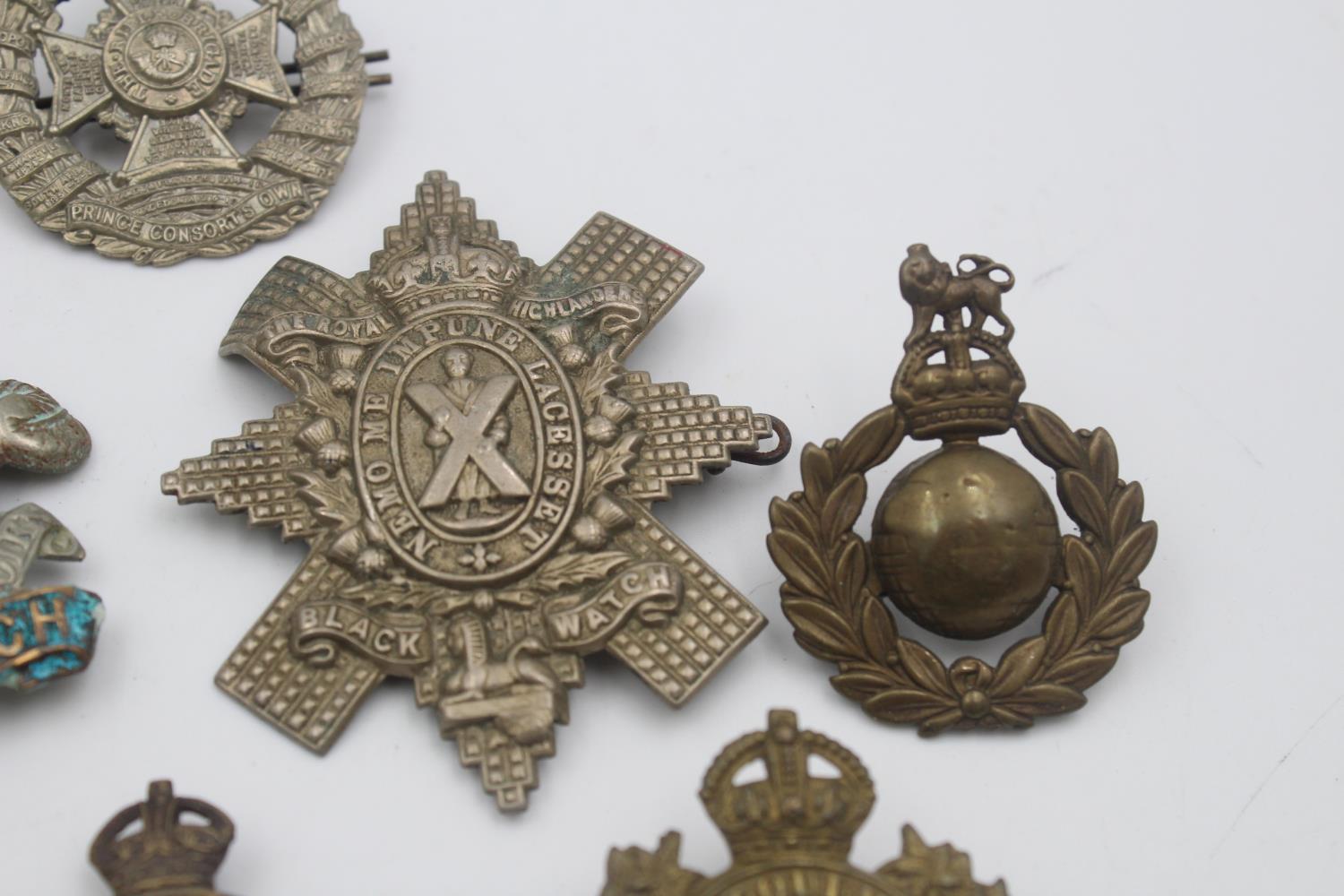 15 x Assorted Vintage MILITARY Cap Badges Inc Tank Regiment, Canadian, Welch Etc - Image 9 of 9