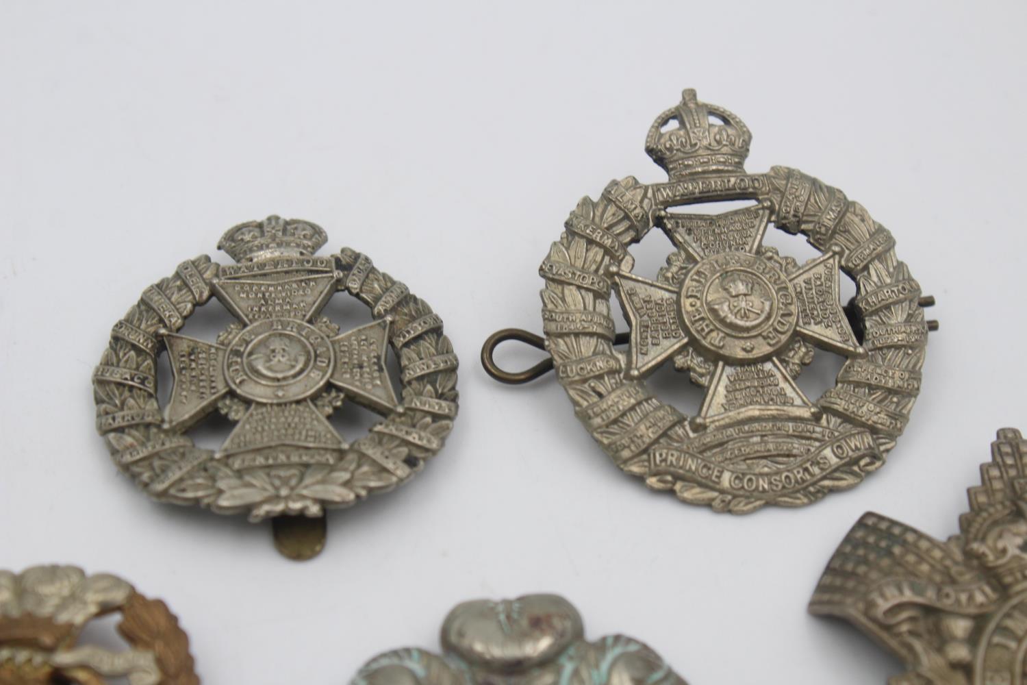 15 x Assorted Vintage MILITARY Cap Badges Inc Tank Regiment, Canadian, Welch Etc - Image 4 of 9